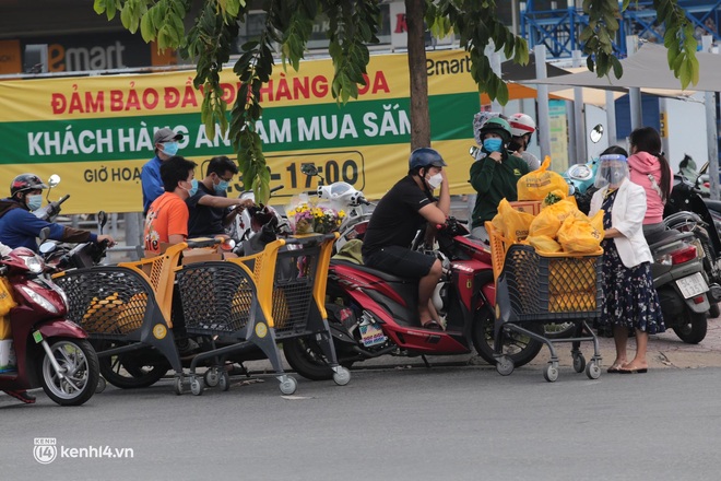 Ảnh: Nhà đông người, nhiều gia đình ở Sài Gòn chất hàng đầy xe để chở về, một buổi sáng đi siêu thị hết gần 10 triệu đồng - Ảnh 9.