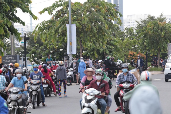 Ảnh: Nhà đông người, nhiều gia đình ở Sài Gòn chất hàng đầy xe để chở về, một buổi sáng đi siêu thị hết gần 10 triệu đồng - Ảnh 2.