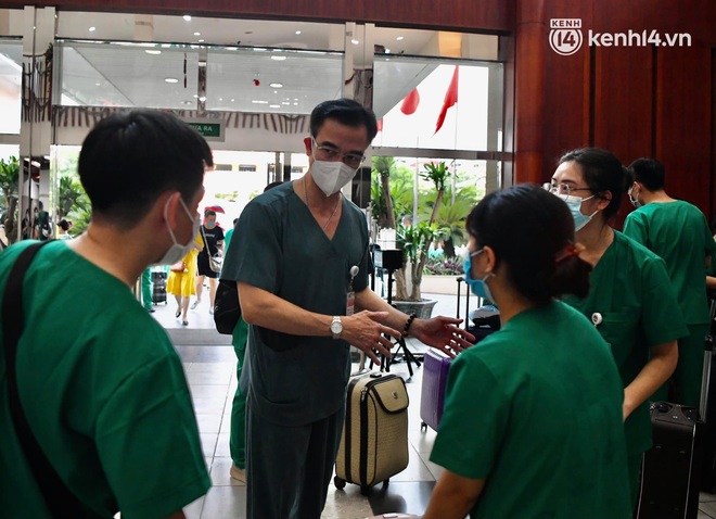 Ảnh: 230 sinh viên và giảng viên Cao đẳng Y tế Bạch Mai lên đường vào TP.HCM hỗ trợ chống dịch - Ảnh 10.