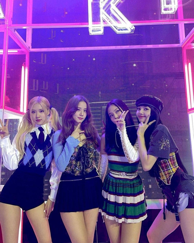 Hãy ngắm nhìn bức ảnh quyến rũ của nhóm nhạc đình đám BLACKPINK! Cả nhóm trông thật bắt mắt và sẽ khiến bạn phải lòng ngay từ cái nhìn đầu tiên!