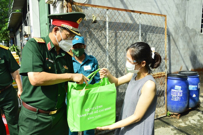 Quân đội vừa chuyển hàng ngàn phần quà tới người dân TP.HCM - Ảnh 1.