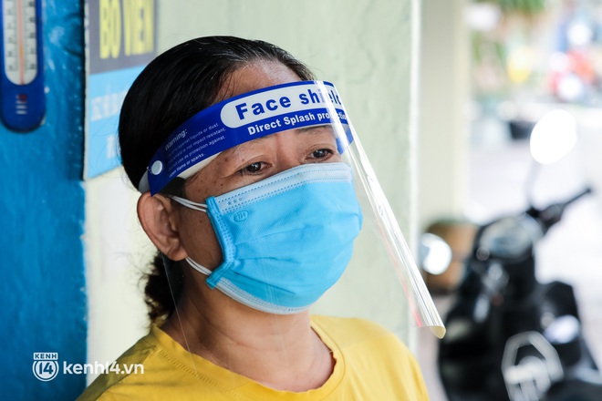 Người phụ nữ trong bức ảnh khóc ngất vì chồng qua đời trên chiếc xe lăn: “Đôi khi cáu gắt đánh nhau vài cái, nhưng tôi với ổng thương nhau mà... - Ảnh 11.