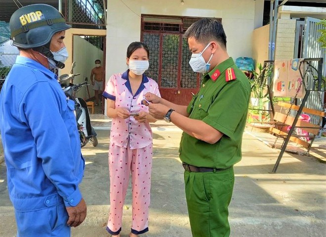 Đà Nẵng ngày phong tỏa: Công an hóa “shipper sữa”, người vận chuyển, đưa bà bầu đi sinh - Ảnh 6.