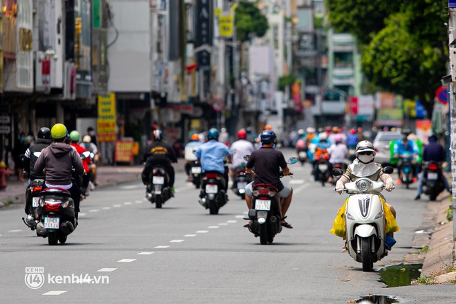 Toàn cảnh đường phố Sài Gòn chiều 22⁄8: Người dân hối hả mua lương thực, thuốc men trước ngày siết chặt giãn cách - Ảnh 13.