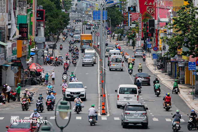 Toàn cảnh đường phố Sài Gòn chiều 22/8: Người dân hối hả mua lương thực, thuốc men trước ngày siết chặt giãn cách - Ảnh 2.
