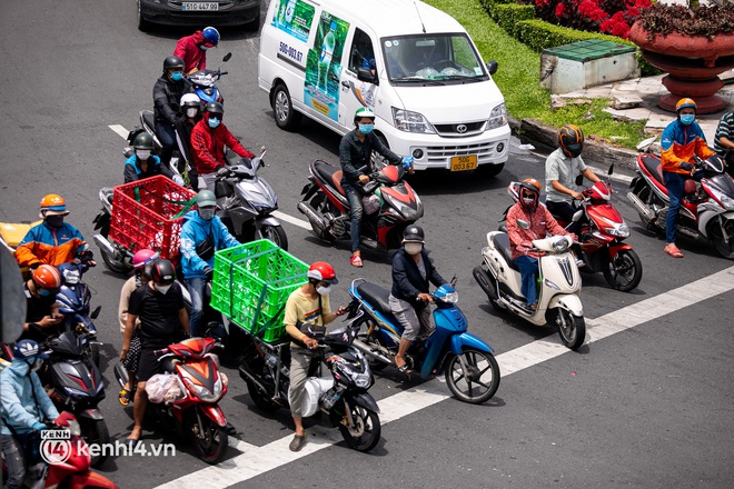 Toàn cảnh đường phố Sài Gòn chiều 22⁄8: Người dân hối hả mua lương thực, thuốc men trước ngày siết chặt giãn cách - Ảnh 7.