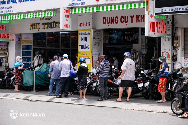 Toàn cảnh đường phố Sài Gòn chiều 22/8: Người dân hối hả mua lương thực, thuốc men trước ngày siết chặt giãn cách - Ảnh 11.