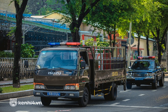 Cận cảnh lực lượng quân đội tuần tra đường phố Sài Gòn, kiểm soát tại các chốt phòng dịch Covid-19 - Ảnh 10. Cận cảnh lực lượng quân đội tuần tra đường phố Sài Gòn, kiểm soát tại các chốt phòng dịch Covid-19 - Ảnh 10.