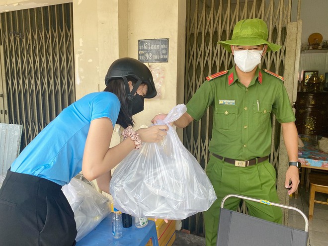Sinh nhật mùa giãn cách của Tiểu Vy: Nhận quà toàn nhu yếu phẩm, chơi lớn nhất là bà trùm hoa hậu - Ảnh 10.