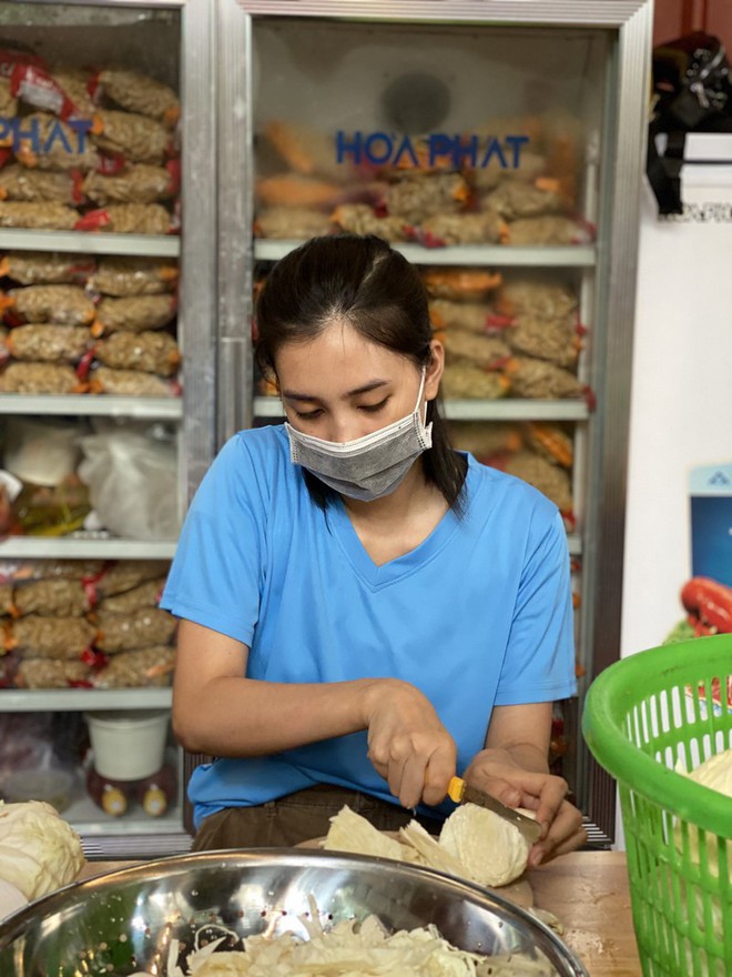 Sinh nhật mùa giãn cách của Tiểu Vy: Nhận quà toàn nhu yếu phẩm, chơi lớn nhất là bà trùm hoa hậu - Ảnh 9.