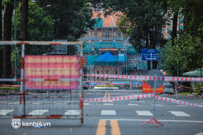 Đường phố Sài Gòn vắng lặng chưa từng thấy trong ngày đầu siết chặt giãn cách: Không còn bóng shipper, ai ở đâu ở yên đó - Ảnh 3.