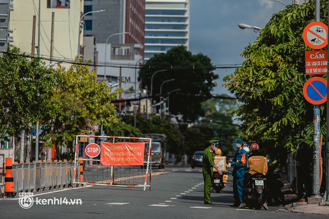 Đường phố Sài Gòn vắng lặng chưa từng thấy trong ngày đầu siết chặt giãn cách: Không còn bóng shipper, ai ở đâu ở yên đó - Ảnh 13.