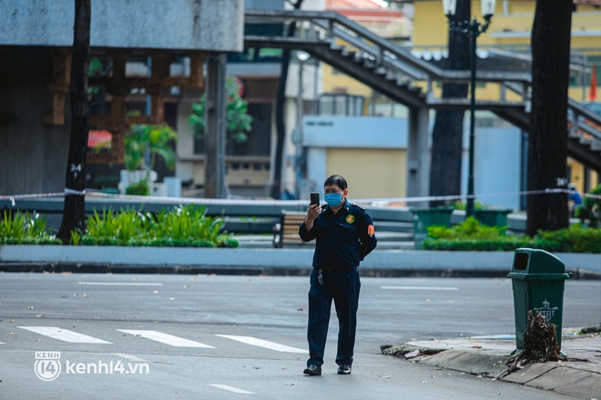 Đường phố Sài Gòn vắng lặng chưa từng thấy trong ngày đầu siết chặt giãn cách: Không còn bóng shipper, ai ở đâu ở yên đó - Ảnh 7.