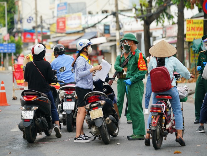 Diễn biến dịch ngày 23/8: TP.HCM xét nghiệm toàn bộ hộ dân vùng đỏ, cam trong 3 ngày; Quân đội triển khai kiểm soát phòng dịch tại TP.HCM - Ảnh 1.