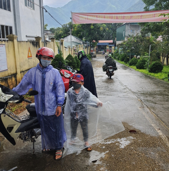 H&igrave;nh ảnh học sinh lớp 1 Lai Ch&acirc;u h&aacute;o hức tựu trường trong ng&agrave;y mưa - Ảnh 2.