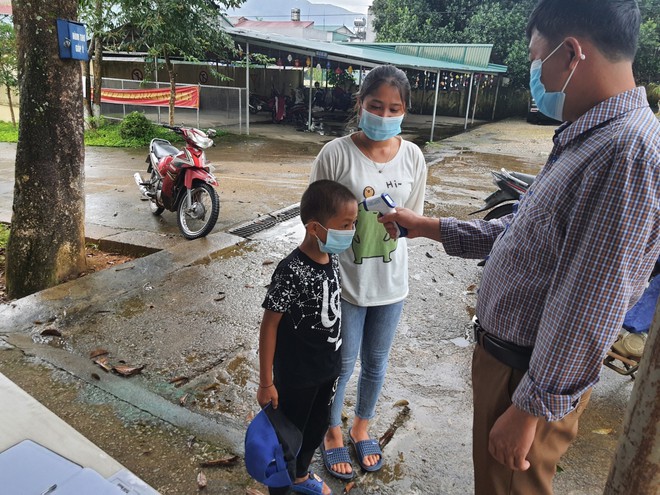 H&igrave;nh ảnh học sinh lớp 1 Lai Ch&acirc;u h&aacute;o hức tựu trường trong ng&agrave;y mưa - Ảnh 3.
