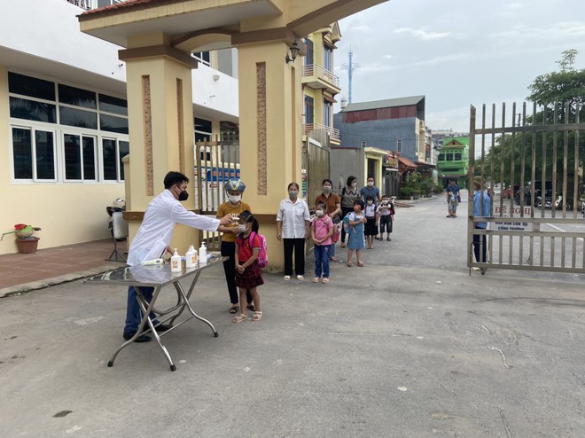 Bắc Giang: Học sinh lớp 1 h&agrave;o hứng với tiết học đầu ti&ecirc;n - Ảnh 1.