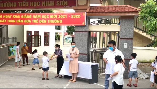 Bắc Giang: Học sinh lớp 1 h&agrave;o hứng với tiết học đầu ti&ecirc;n - Ảnh 2.