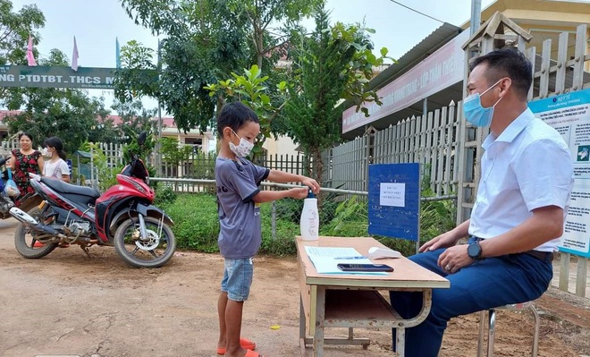 H&igrave;nh ảnh học sinh lớp 1 Lai Ch&acirc;u h&aacute;o hức tựu trường trong ng&agrave;y mưa - Ảnh 4.