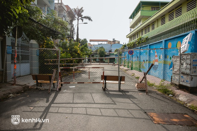 Đường phố Sài Gòn vắng lặng chưa từng thấy trong ngày đầu siết chặt giãn cách: Không còn bóng shipper, ai ở đâu ở yên đó - Ảnh 4.