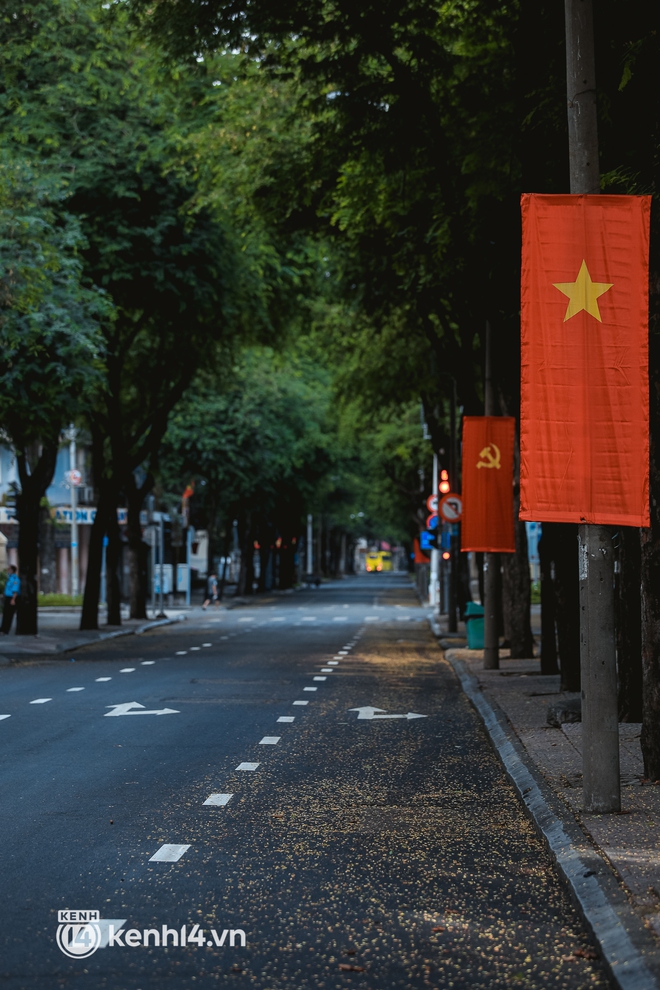 Đường phố Sài Gòn vắng lặng chưa từng thấy trong ngày đầu siết chặt giãn cách: Không còn bóng shipper, “ai ở đâu ở yên đó” - Ảnh 8.