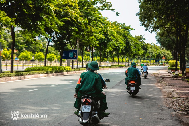 Cận cảnh lực lượng quân đội tuần tra đường phố Sài Gòn, kiểm soát tại các chốt phòng dịch Covid-19 - Ảnh 10. Cận cảnh lực lượng quân đội tuần tra đường phố Sài Gòn, kiểm soát tại các chốt phòng dịch Covid-19 - Ảnh 10.