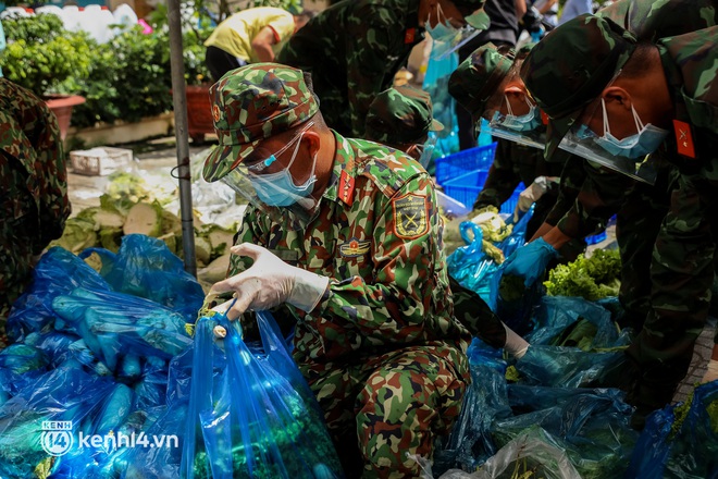 Người dân TP.HCM phấn khởi khi lực lượng quân đội mang rau xanh, lương thực đến từng hẻm, từng nhà trao tận tay bà con - Ảnh 5.