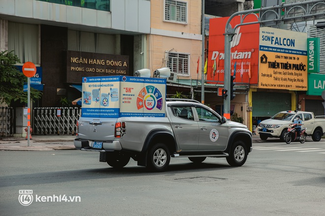 Đường phố Sài Gòn vắng lặng chưa từng thấy trong ngày đầu siết chặt giãn cách: Không còn bóng shipper, ai ở đâu ở yên đó - Ảnh 9.