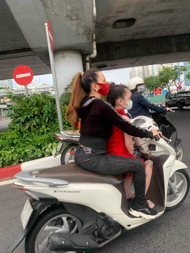 Tiếp tục xuất hiện clip "chị đại quận 4" không đeo khẩu trang, vội vã di chuyển né công an khi lang thang trên đường phố Sài Gòn - Ảnh 3.