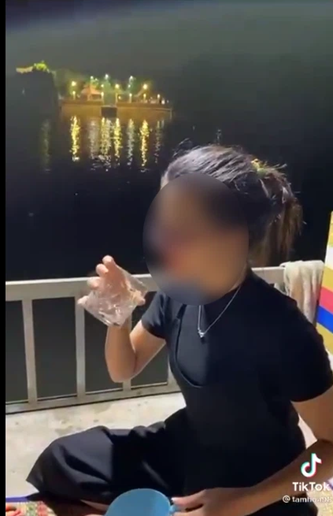 Cảnh tượng phản cảm: Netizen Việt đua nhau đăng tải clip nuốt địa long tươi chữa bệnh - Ảnh 2. Cảnh tượng phản cảm: Netizen Việt đua nhau đăng tải clip nuốt địa long tươi chữa bệnh - Ảnh 2.