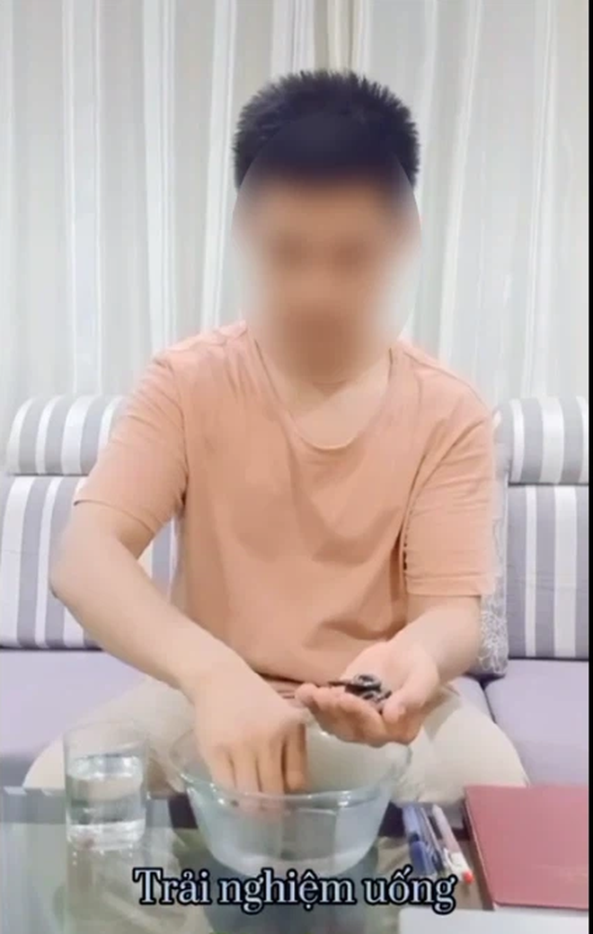 Cảnh tượng phản cảm: Netizen Việt đua nhau đăng tải clip nuốt địa long tươi chữa bệnh - Ảnh 2. Cảnh tượng phản cảm: Netizen Việt đua nhau đăng tải clip nuốt địa long tươi chữa bệnh - Ảnh 2.