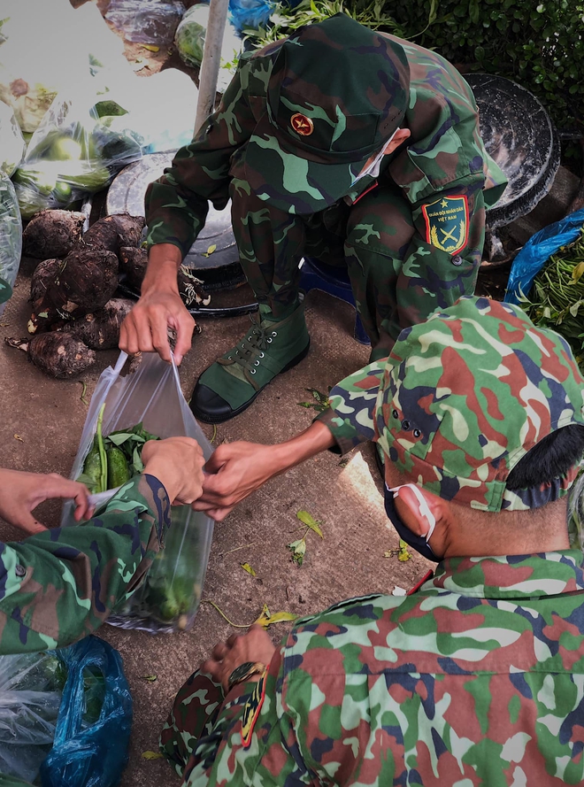 Chùm ảnh các chiến sĩ bộ đội tỉ mỉ sắp xếp từng phần quà, trao tận tay người dân Sài Gòn: Vừa nhanh nhẹn mà rất nề nếp, kỷ cương - Ảnh 3.