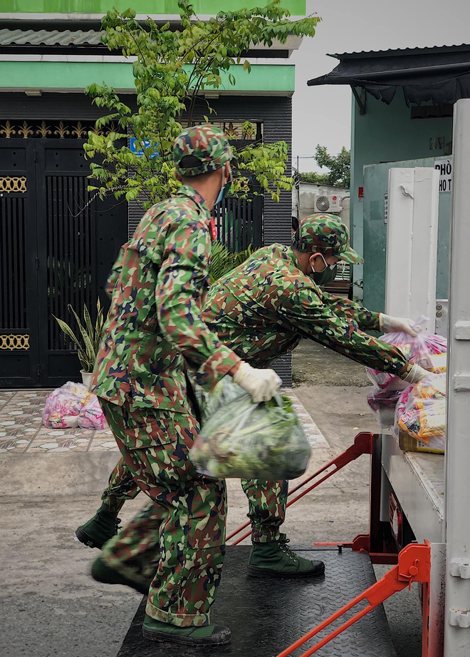 Chùm ảnh các chiến sĩ bộ đội tỉ mỉ sắp xếp từng phần quà, trao tận tay người dân Sài Gòn: Vừa nhanh nhẹn mà rất nề nếp, kỷ cương - Ảnh 10.