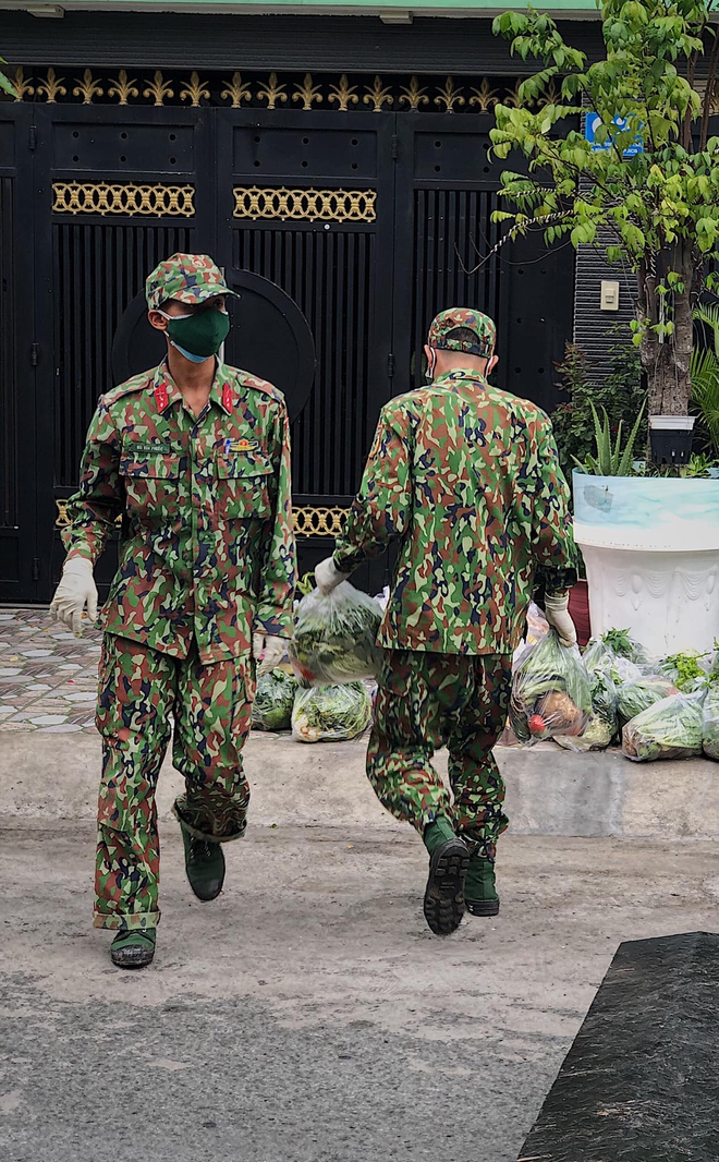 Chùm ảnh các chiến sĩ bộ đội tỉ mỉ sắp xếp từng phần quà, trao tận tay người dân Sài Gòn: Vừa nhanh nhẹn mà rất nề nếp, kỷ cương - Ảnh 7.