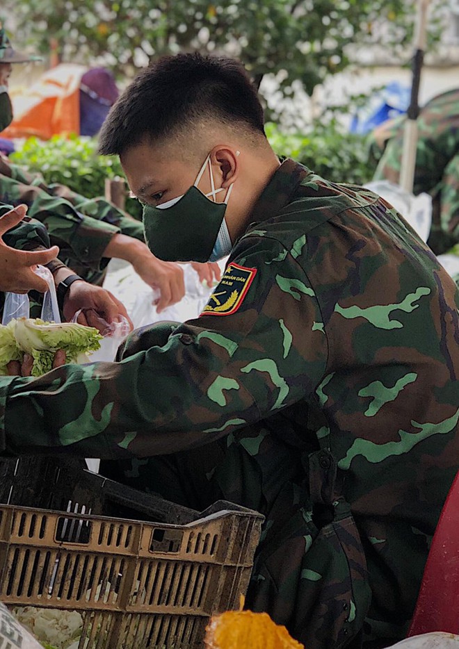 Chùm ảnh các chiến sĩ bộ đội tỉ mỉ sắp xếp từng phần quà, trao tận tay người dân Sài Gòn: Vừa nhanh nhẹn mà rất nề nếp, kỷ cương - Ảnh 5.