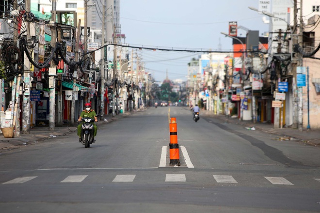 TP.HCM siết chặt gi&atilde;n c&aacute;ch: Người ra đường giảm hẳn - Ảnh 1.