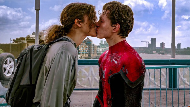 Người Nhện Tom Holland và bạn gái lần đầu công khai lộ diện sau tin hẹn hò: 1 khoảnh khắc tình tứ ở hôn lễ mà gây sốt MXH! - Ảnh 5.