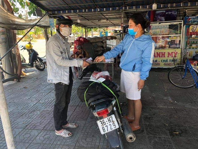 Đi bộ về Thanh Hóa, thanh niên 22 tuổi được người dân Quảng Nam tặng xe máy và 10 triệu đồng làm lộ phí - Ảnh 1.