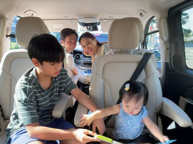 Trước đ&aacute;m cưới, Cường Đ&ocirc; La đưa Đ&agrave;m Thu Trang đi trốn tr&ecirc;n xế hộp chất lừ, m&agrave;n kho&aacute; m&ocirc;i giữa n&uacute;i nh&igrave;n hạnh ph&uacute;c xỉu - Ảnh 10.