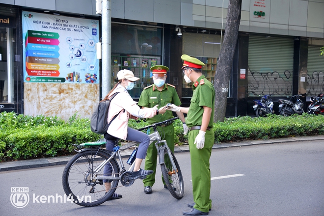 TP.HCM: Trong hai ngày siết chặt giãn cách đã xử phạt 760 người ra đường - Ảnh 1.