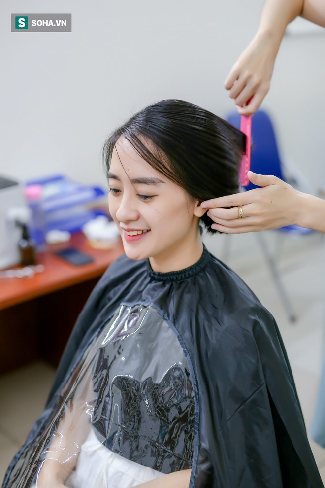 Những &ldquo;b&oacute;ng hồng&rdquo; Nam tiến chống dịch Covid-19: &ldquo;Hot girl huyết &aacute;p&rdquo; sẵn s&agrave;ng cắt bay m&aacute;i t&oacute;c d&agrave;i - Ảnh 2.
