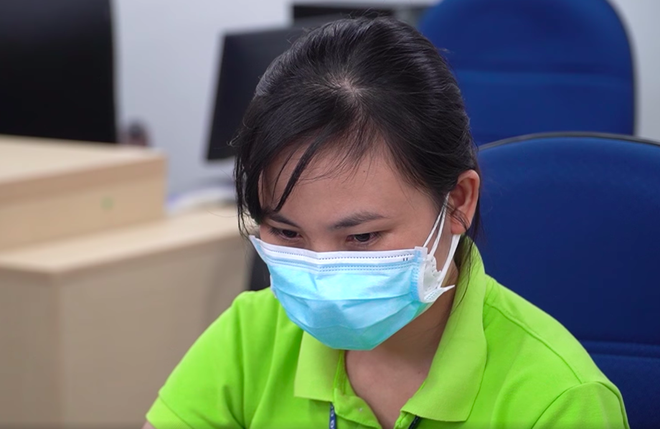 Vợ mất do mắc COVID-19, chồng kh&ocirc;ng chấp nhận sự thật, nằm trước cửa bệnh viện 3 ng&agrave;y chờ tin - Ảnh 1.