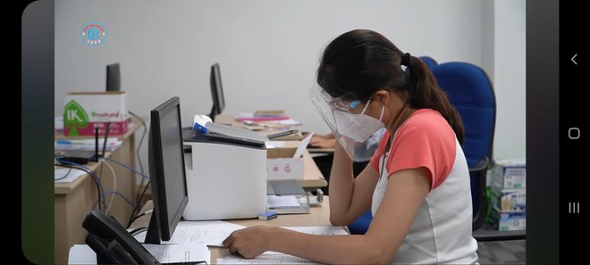 Vợ mất do mắc COVID-19, chồng kh&ocirc;ng chấp nhận sự thật, nằm trước cửa bệnh viện 3 ng&agrave;y chờ tin - Ảnh 2.
