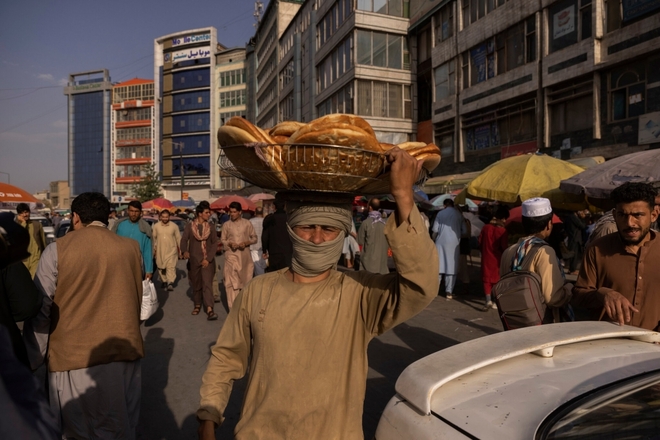 Dưới sự cai trị của Taliban, cuộc sống ở thủ đô Kabul ngày càng biến động  - Ảnh 1.