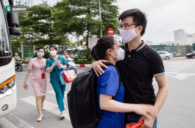 Những &ldquo;b&oacute;ng hồng&rdquo; Nam tiến chống dịch Covid-19: &ldquo;Hot girl huyết &aacute;p&rdquo; sẵn s&agrave;ng cắt bay m&aacute;i t&oacute;c d&agrave;i - Ảnh 4.