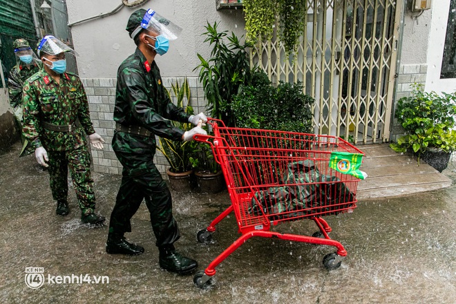 Các chiến sĩ bộ binh dầm mưa, mang rau củ tự tay trồng tặng bà con Sài Gòn khiến ai cũng xúc động: “Thấy mấy chú vất vả mà sao thương quá” - Ảnh 10.