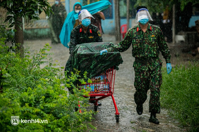 Các chiến sĩ bộ binh dầm mưa, mang rau củ tự tay trồng tặng bà con Sài Gòn khiến ai cũng xúc động: “Thấy mấy chú vất vả mà sao thương quá” - Ảnh 10.