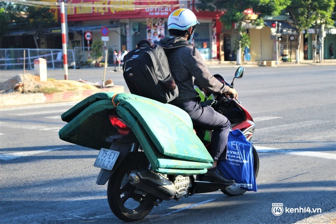 Ảnh: Công nhân Đà Nẵng tay xách, nách mang đổi ca làm việc 3 tại chỗ trong ngày đầu gia hạn ai ở đâu ở yên đó - Ảnh 13.