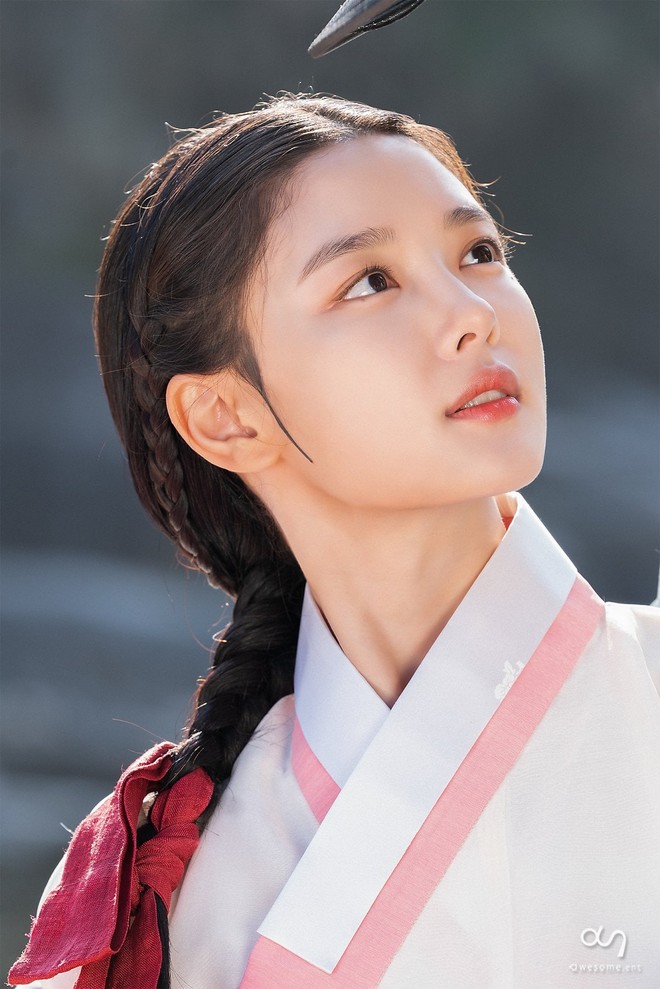 Kim Yoo Jung mặc hanbok đẹp như tiên tử bên Ahn Hyo Seop, dân tình nhớ ngay đến Mây Họa Ánh Trăng - Ảnh 2.