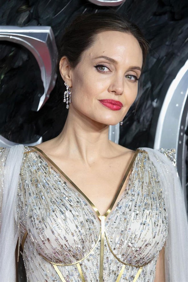Angelina Jolie và 2 thảm đỏ huyền thoại: 11 tuổi đã như sao hạng A vì xinh vô thực, 44 tuổi thành luôn bà hoàng đẹp "bức người" - Ảnh 12.
